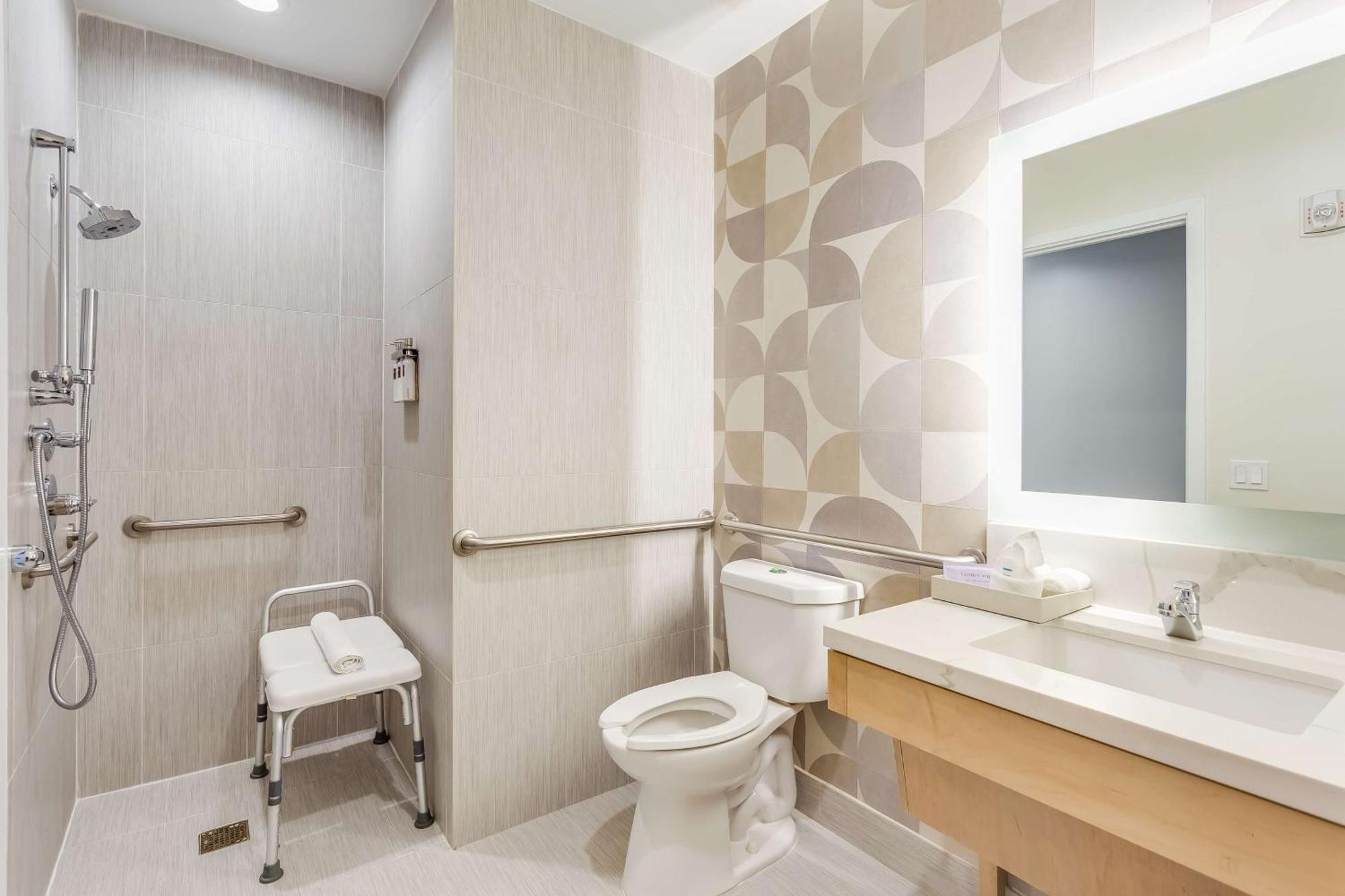Queen Room with Two Queen Beds and Roll-In Shower - Mobility Access,1509333079:JPEG